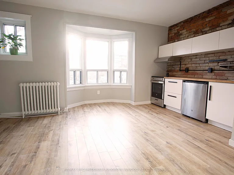2088 Dundas St W — Photo 6