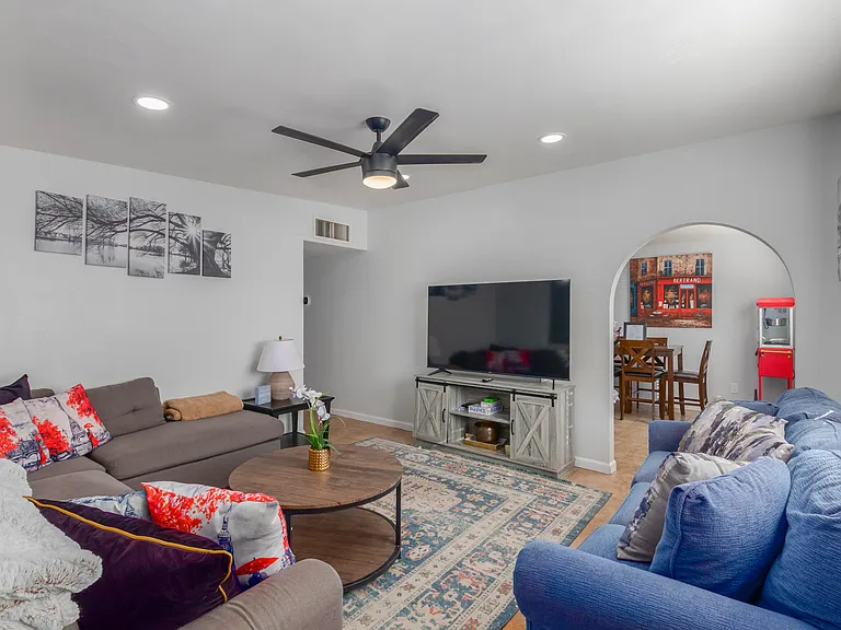 2844 E Blanche Dr — Photo 12