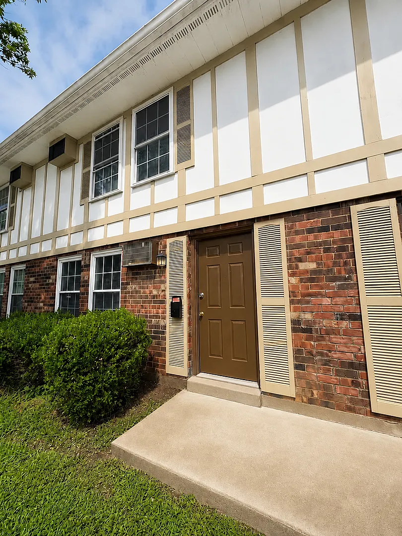 Eleven Oaks Apartments — Photo 2