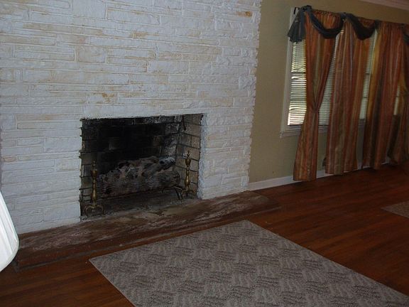 3rd image of 2242 Parkview Cir