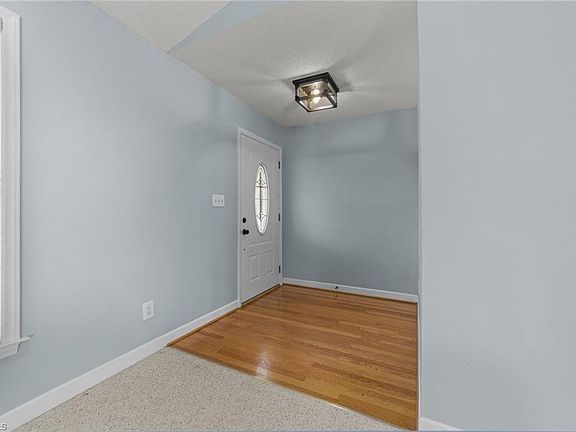 5th image of 162 Forest Brook Ln