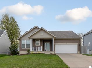 809 Stony Point Dr, Papillion, NE 68046