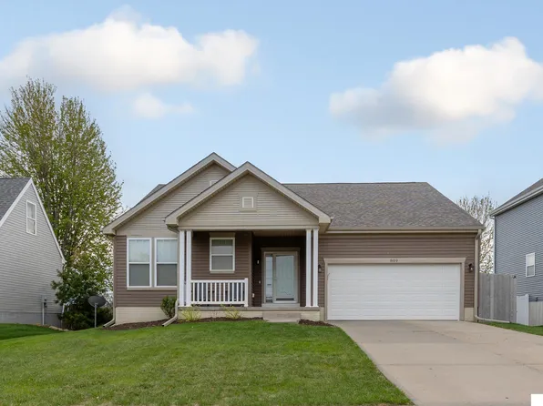 809 Stony Point Dr, Papillion, NE 68046