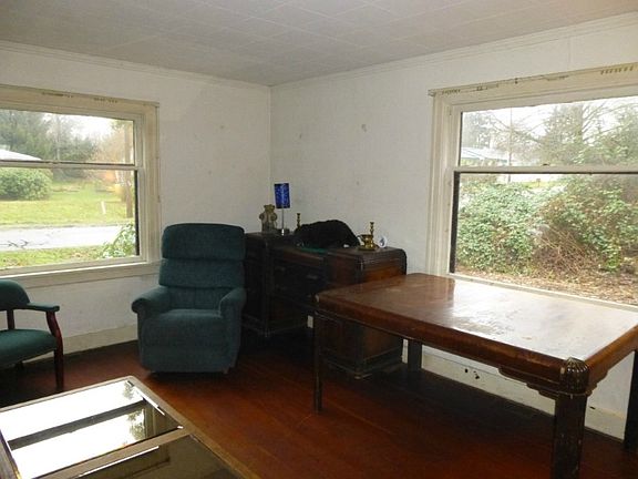 4th image of 3205 Alderwood Ave