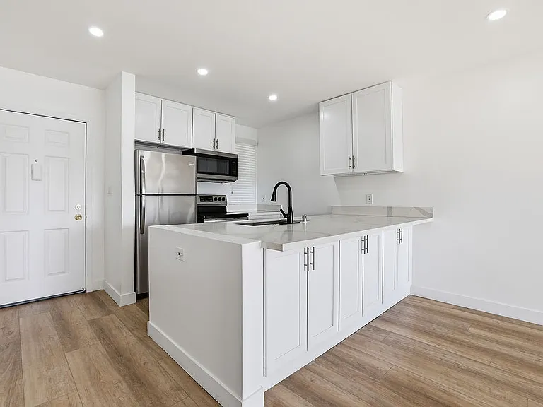 Encino Country Club Apartments — Photo 107
