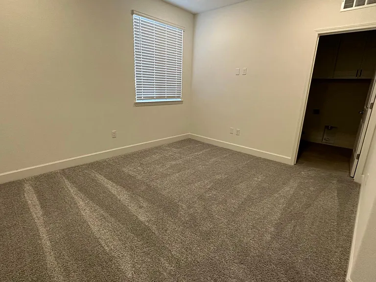 549 Knightsbridge Ct — Photo 15
