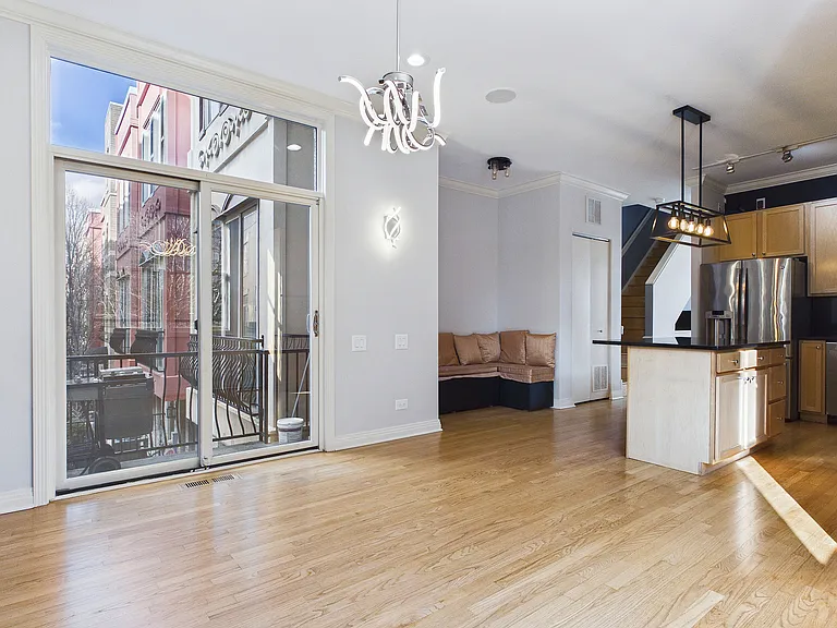Casual Dining / Kitchen / Balcony