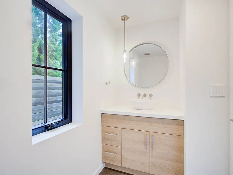4608 NE 47th St — Photo 12
