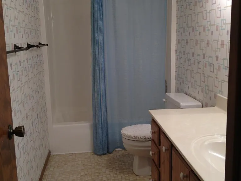 1424 Lakeside Dr — Photo 8