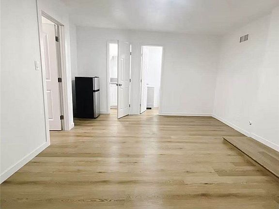 3rd image of 2235 Deepgrove Ave