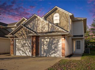 911 SW Peach Tree Ln, Blue Springs, MO 64064