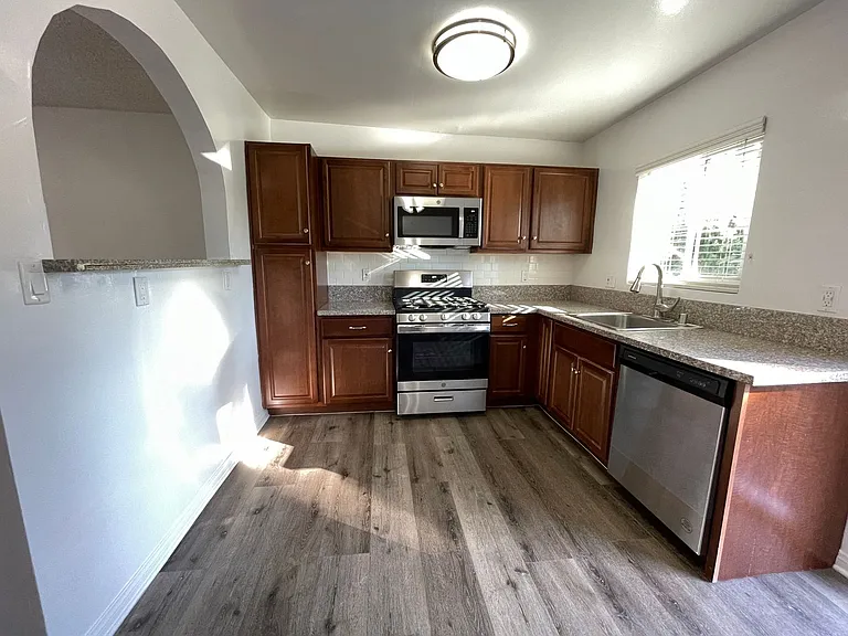 271 Parke St — Photo 5