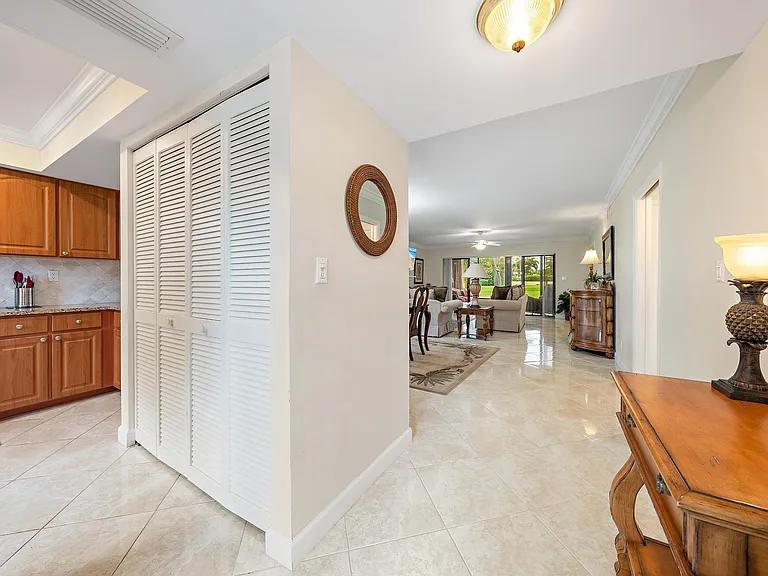 803 Clubhouse Cir — Photo 3