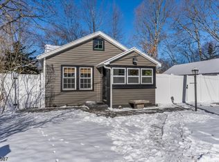 24 Horseshoe Dr, Oak Ridge, NJ 07438