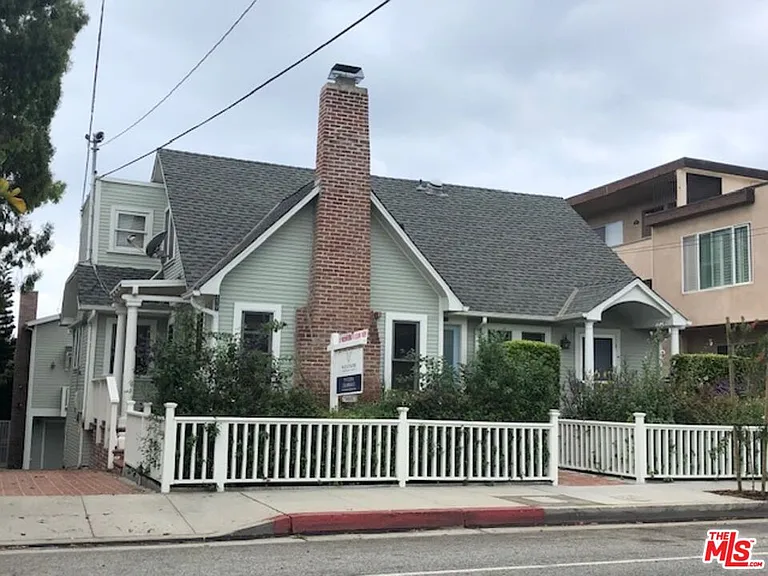 2450 NW 4th St — Photo 1