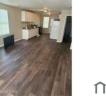 3 bed, 1100 sqft, $1,300 — Photo 2