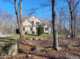 1191 Acacia Dr, Hawley, PA 18428