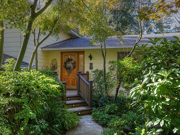 www.LamoureuxRealEstate.com
