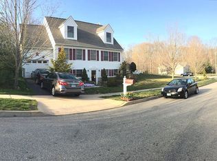 6 Fox Run Ln, Groton, CT 06355