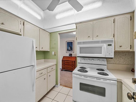 4th image of 310 S Cypress Rd #701