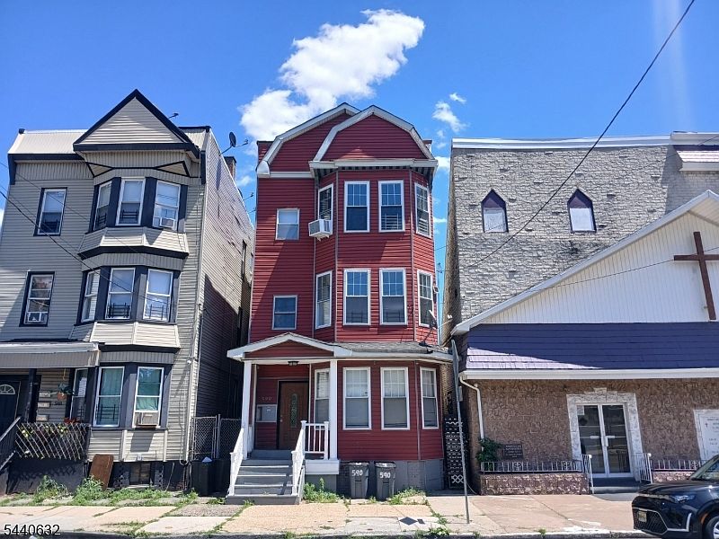 1st image of 590 Hunterdon St