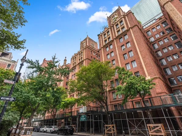 333 East 43rd Street image 13 of 13