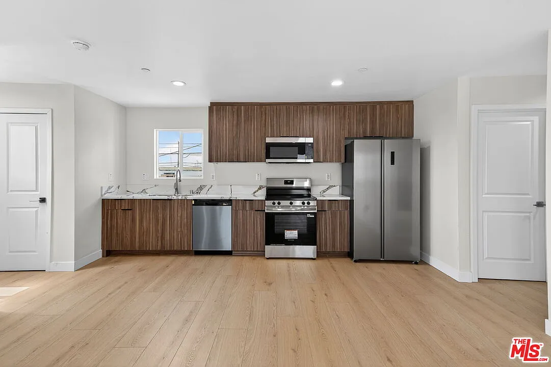 3 bed, 1300 sqft, $2,979 — Photo 3