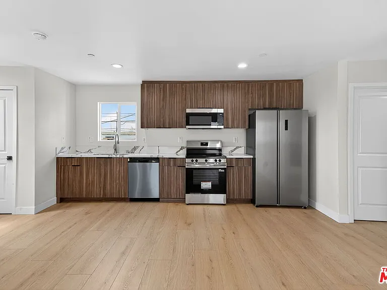 3436 Hunter St — Photo 3
