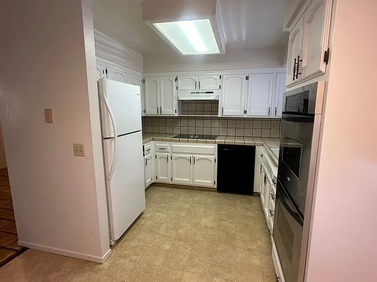 923 Greenfield Ave — Photo 14