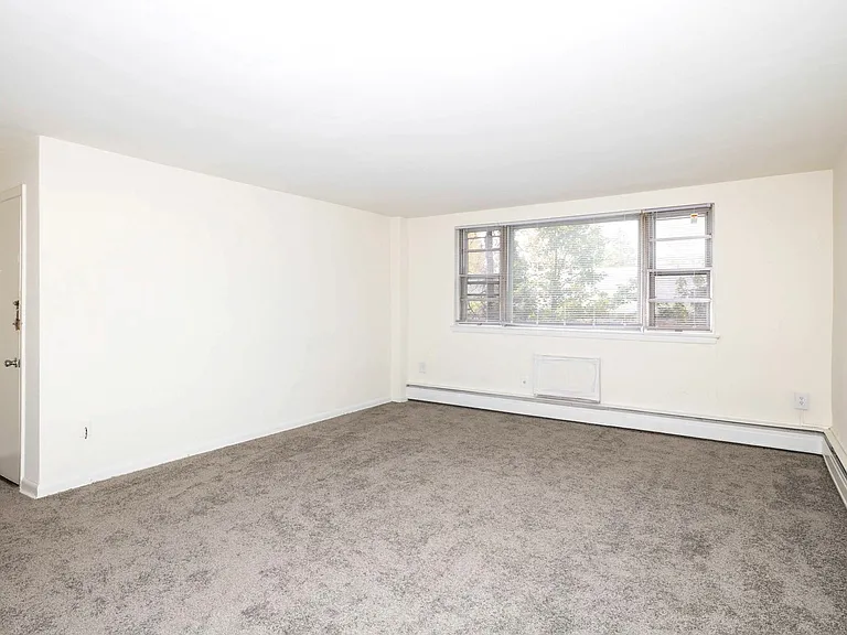 Karen Court Apartments — Photo 18