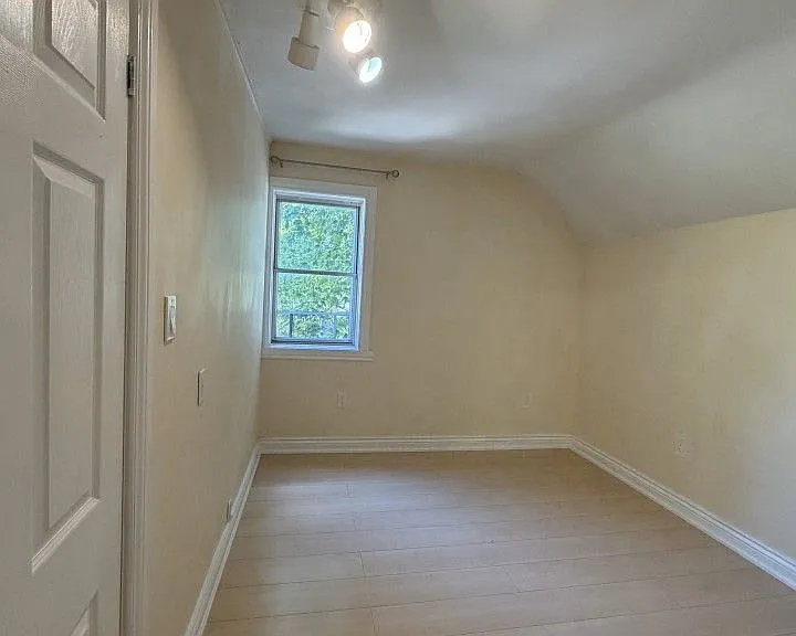 148 Belgravia Ave — Photo 15