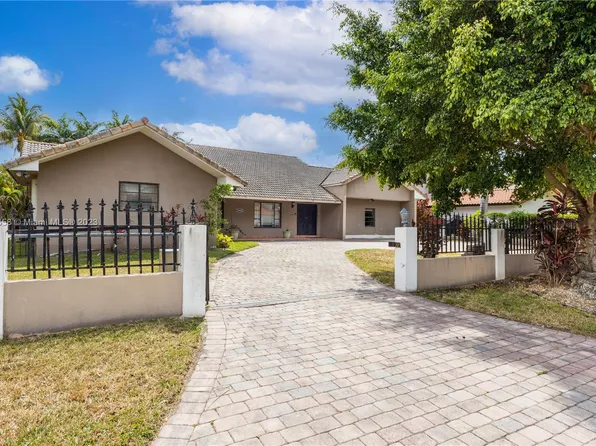 10460 NW 131st St, Hialeah Gardens, FL 33018