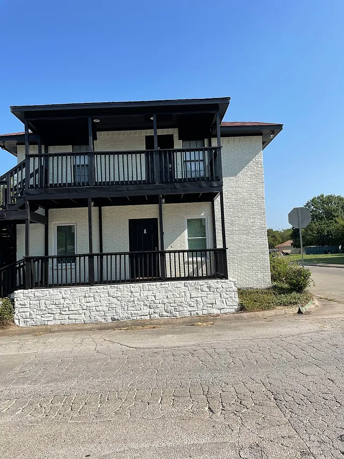 2 bed, 1.0 bath, 665 sqft, $1,025 — Photo 1