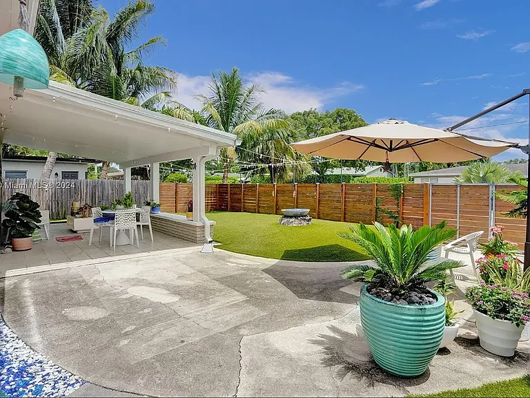 1001 NE 17th Ct — Photo 13