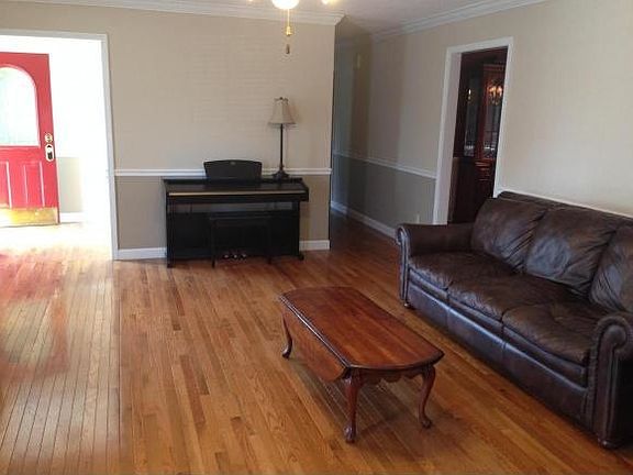 4th image of 107 Oakwell Ln