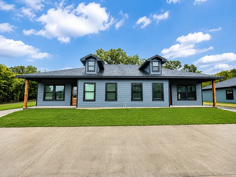 1213 Oak Dr — Photo 1