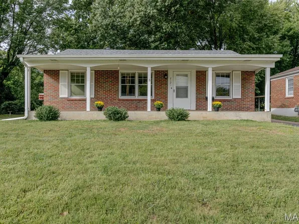 2121 Elm St, Saint Charles, MO 63301