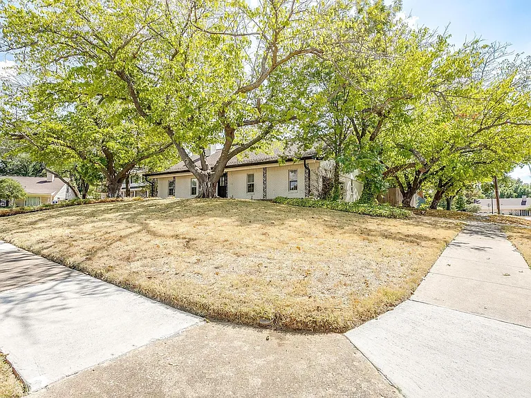 802 Sutton Ct — Photo 35