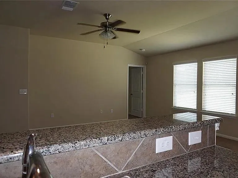 3 bed, 2.0 bath, 1391 sqft, $1,750 — Photo 4