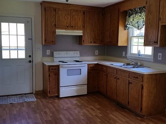 4th image of 41 Village Ct