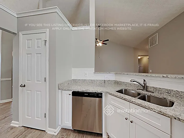 1317 Kent Mnr — Photo 5