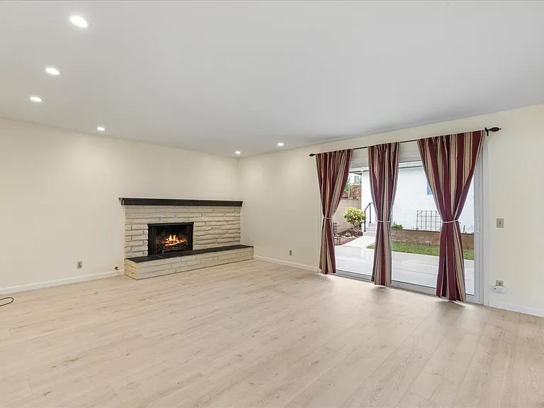 10602 Helendale Ave — Photo 6