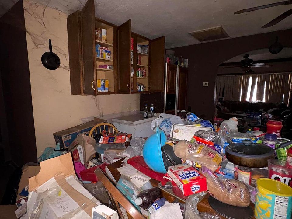 2nd image of 215 S 32ND Drive