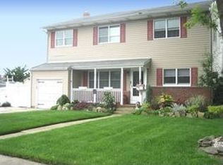 7 S Bay Ave, Massapequa, NY 11758