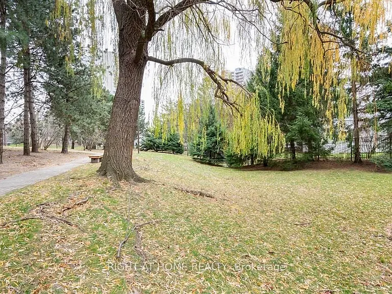 3650 Kaneff Cres #3202 — Photo 23