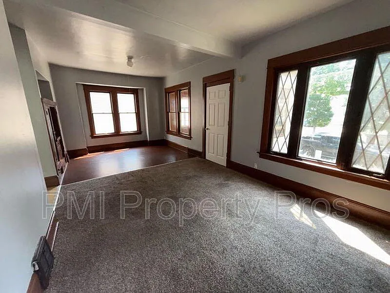 2 bed, 1.0 bath, $900 — Photo 2
