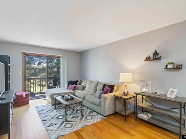 272 Parkside Ln, Lincoln, NE 68521