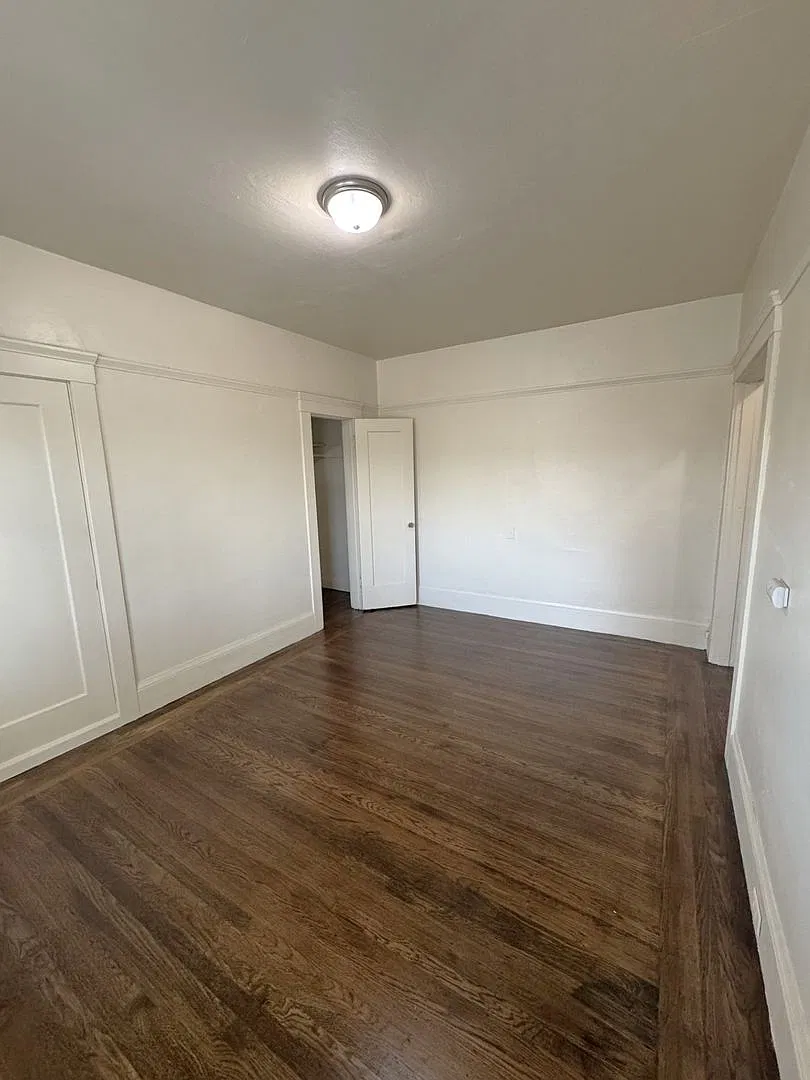 Newly remodeled Studio with new Refrigerator and Stove — Photo 4
