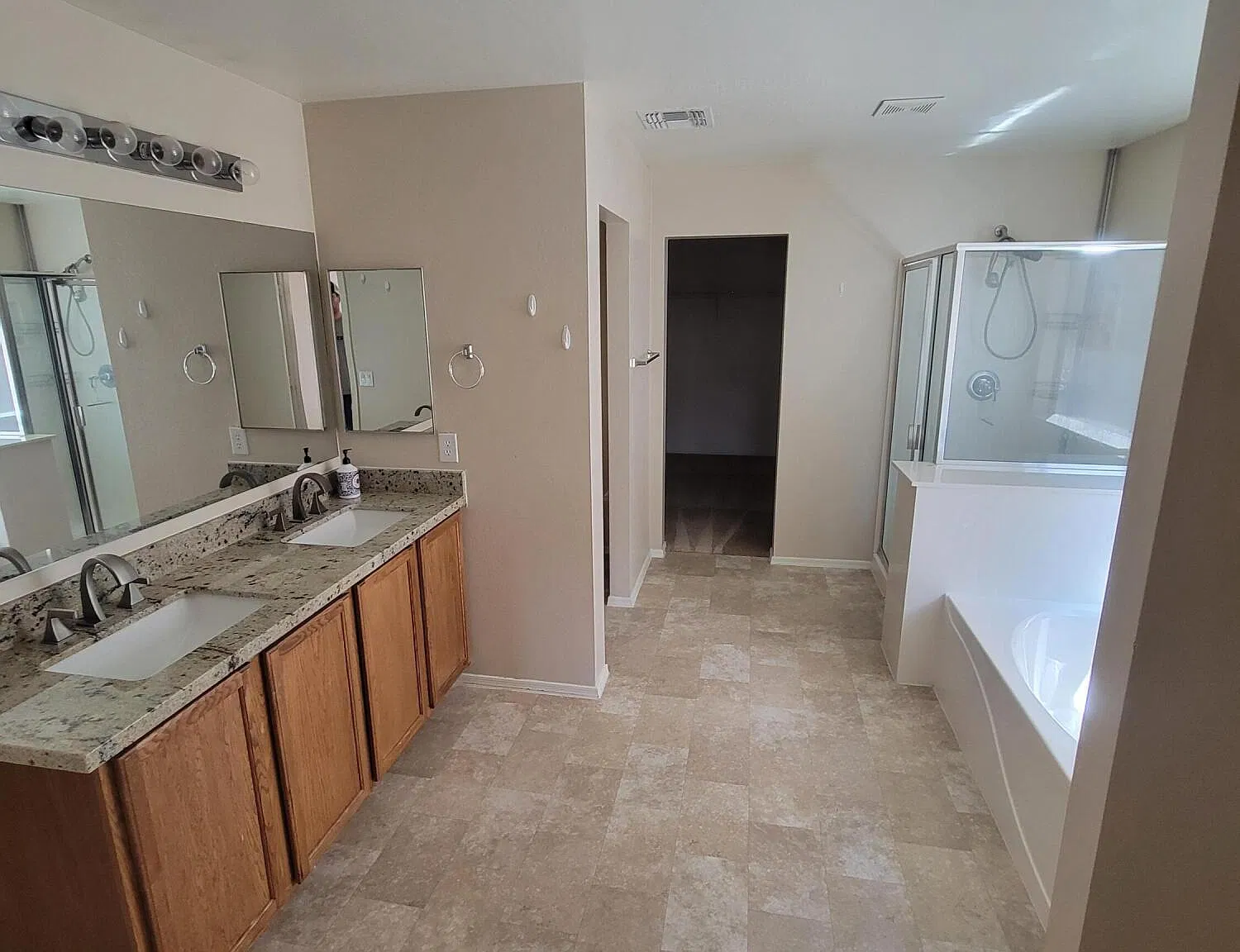 3 bed, 2.5 bath, 3257 sqft, $1,995 — Photo 3