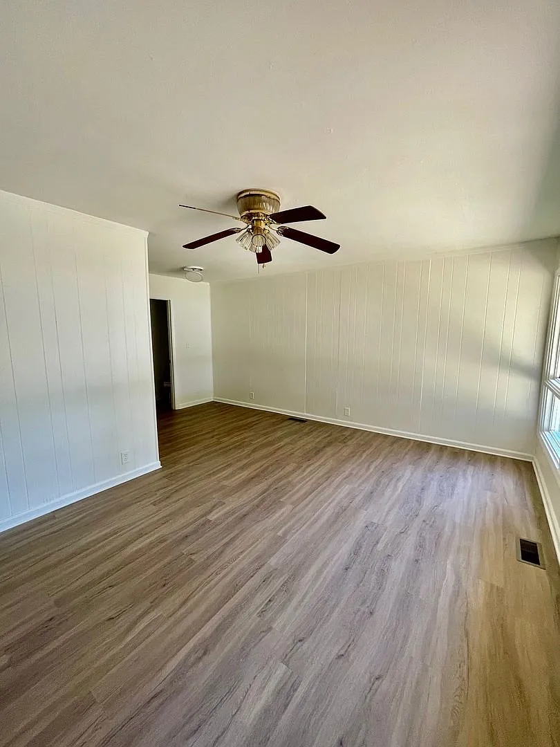 This charming single-family residence with 3 bedrooms and 1.5 bath home is Located in the Wood Hi... — Photo 3